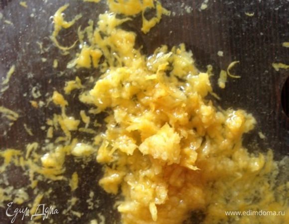 Натираем цедру и выжимаем сок одного небольшого лимона.