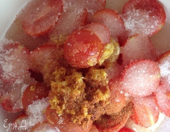 Кладем помидоры в кастрюлю, засыпаем сахаром, добавляем сок и цедру лимона, соль и перец чили по вкусу. 