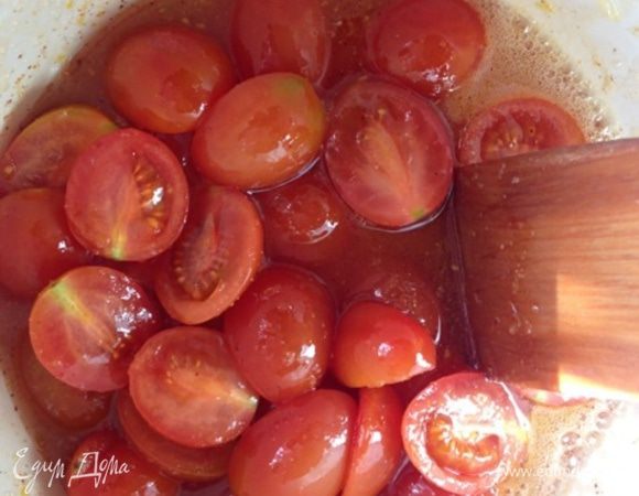 Ставим на небольшой  огонь и варим минут 15, помешивая время от времени.