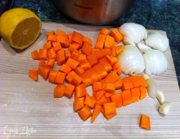 Морковь режим кубиками, лук - полукольцами, чеснок я оставляю целиком (желающие потом могут его достать и выбросить).