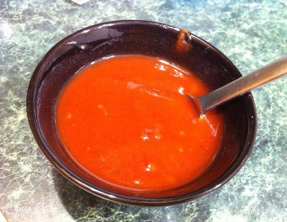 Для соуса смешать: мед + кутчуп (у меня Краснодарский соус) + сок лимона. 