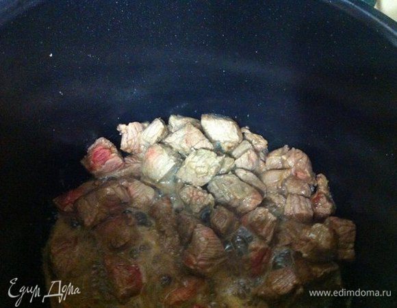 Включить мультиварку в режим "поджаривания". Разогреть масло с чесноком, затем добавить мясо, жарим около 10-ти минут, добавляем специи, соль, перец. 