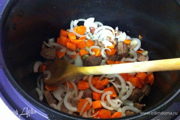 Добавьте морковь и лук.