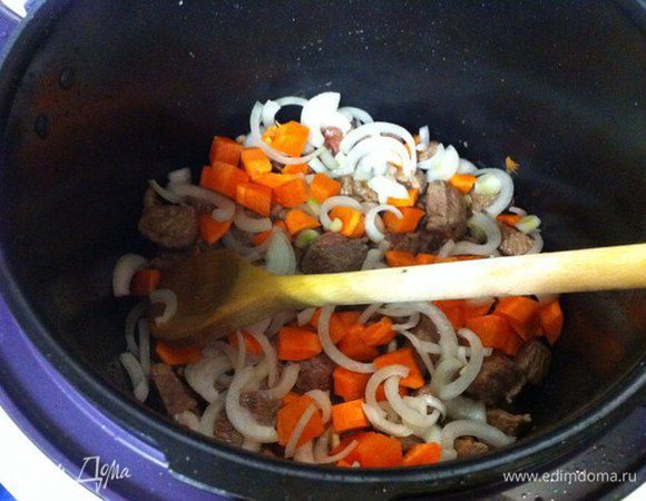 Добавляем морковь, лук. 