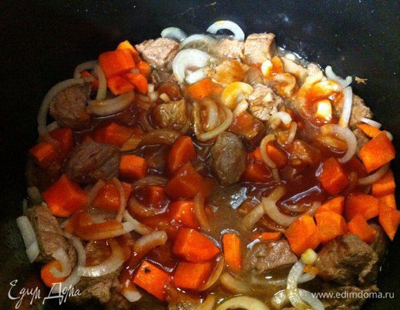 Заливаем все соусом и закрываем. Включаем режим "быстрой готовки" (так он называется у меня) на 35 минут. 

Мясо готово! Приятного аппетита!