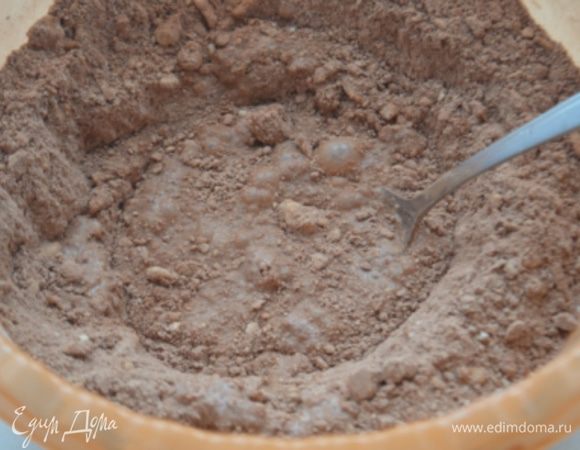 Смешать муку, какао, соль и холодное масло. Растереть руками в крошку.