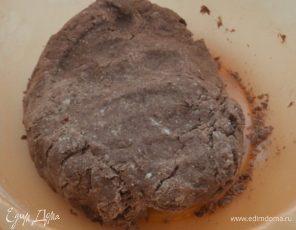 Добавить водку и молоко и замесить тесто. Собрать его в шар. 