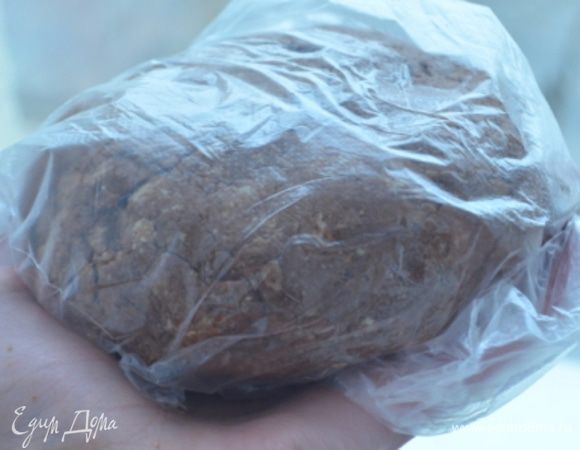 Завернуть в  пленку и убрать в холодильник минимум на 30 минут.  