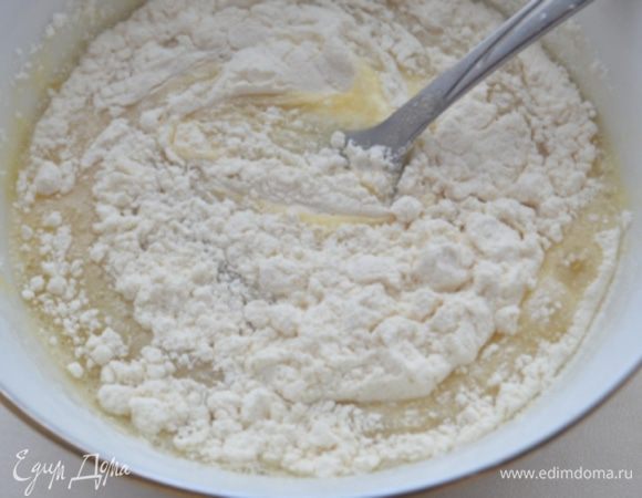 Яйца взбить с крахмалом и сахаром вилкой.
