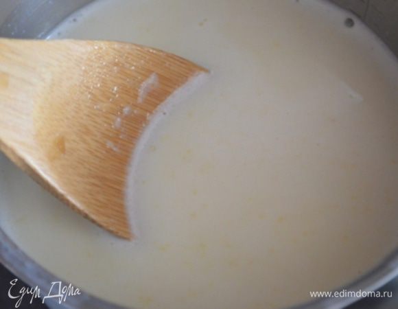 В ковш налить молоко и поставить нагреваться...как только оно станет теплым тонкой струйкой влить яйца и начинать все время мешать. Добавить экстракт ванили. 