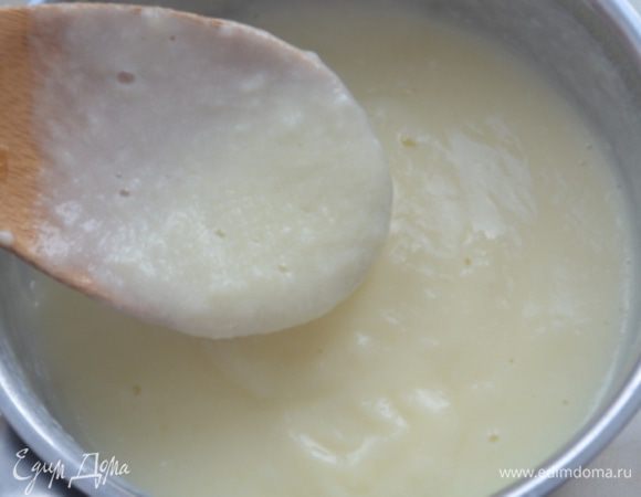 Варим до загустения на среднем огне до первых "бульков". Крем станет густым и нежным. Будьте внимательны с ним и от плиты не отходите!