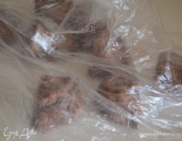 Тесто делим на 8-10 частей и пока занимаемся коржами лучше накрыть их пакетом, а то они подсохнут и будут крошится! 