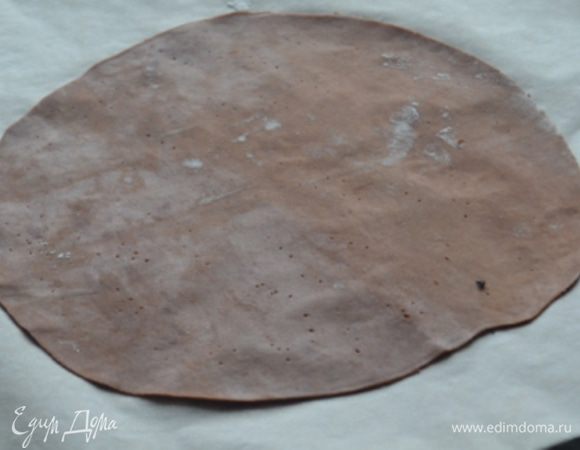 Каждый корж раскатать в тонкий круг или прямоугольник - все зависит от того, какой формы вы хотите торт.