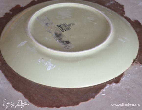 Обрезаем по тарелке нужного диаметра (обрезки оставить для оформления).