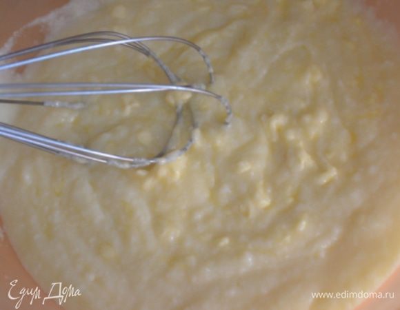 Взбиваем сливочное масло с 1 ст ложкой заварного крема, постепенно подкладывая еще заварной крем. Они должны быть одинаковой температуры - это важно, чтобы крем не расслоился и был однородным. Взбиваем постепенно, смешивая масло и заварной. 