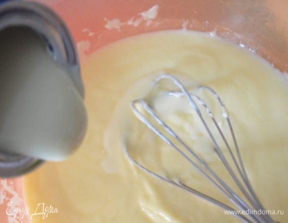 Добавляем сгущенку и взбиваем все венчиком. Сгущенку и масло обязательно берите самые хорошие, проверенные и качественные. Только тогда будет тот самый вкус, который я бы хотела чтобы у вас получился! 