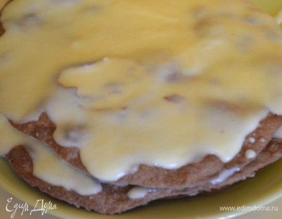 Собираем торт - промазываем все коржи кремом...достаточно обильно, крема очень много! не жалеем! по 4-5 ст ложек на корж!