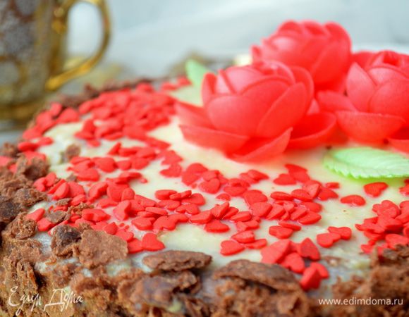 Оформляем по желанию - у меня бока обсыпаны обломками из теста, а верх их покупного декора! Это розы и сердечки. Получилось скромно и мило))