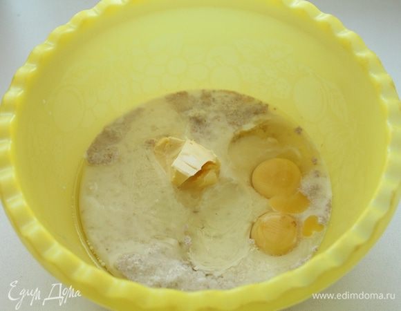 Активировать дрожжи в теплом молоке, добавить остальные продукты.
