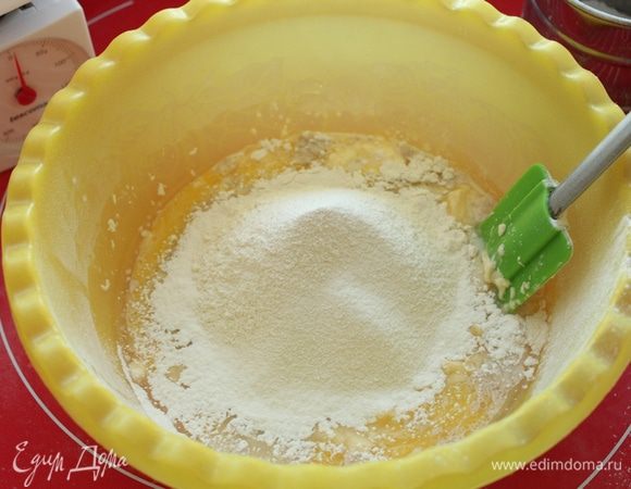 Просеять муку (по рецепту муки было 500 г,но мне понадобилось больше).