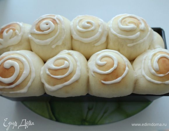 Перекладываем тесто в пакет, в уголке прорезаем маленькую дырочку.
Достаем хлеб и наносим узор.(булочки уже еле помещаются...)