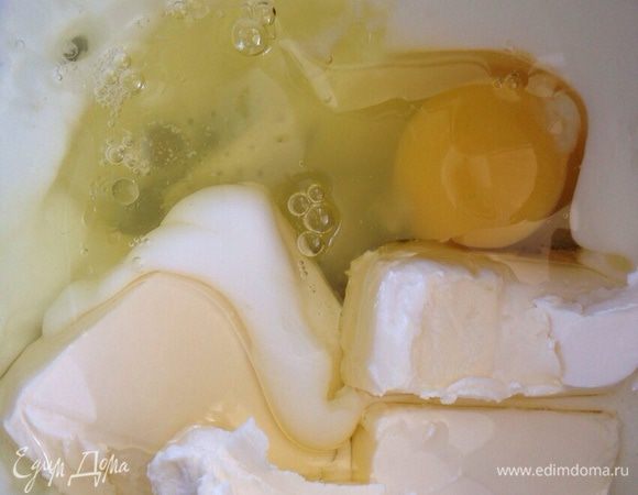 В миске смешать кефир, растительное масло,яйца (1 яйцо и белок, желток оставить для смазывания пирожков),соль и размягченное сливочное масло. Хорошо смешать все ингредиенты.