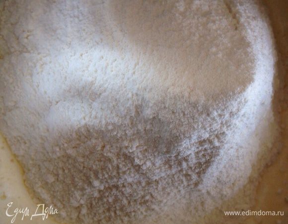 Просеять муку с разрыхлителем, добавить сразу 400 г.,а 100-150 г. добавлять в процессе  замеса теста.