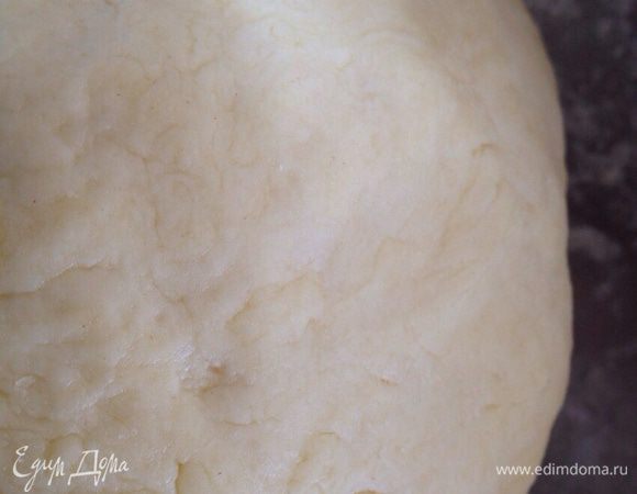 Тесто должно получиться мягким,эластичным и не липнущим к рукам. Готовое тесто убрать в холодильник минут на 30.