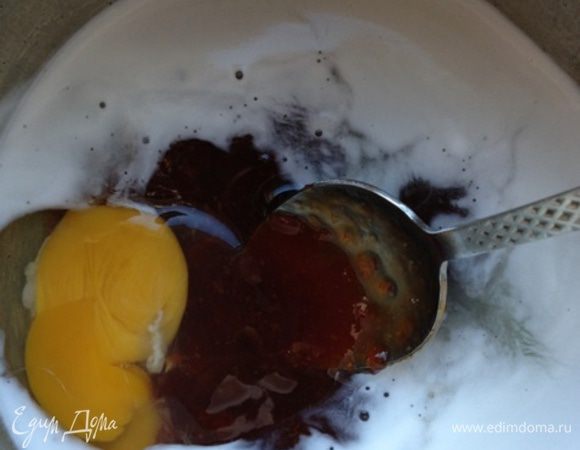 Добавим варенье и яйцо. Тщательно перемешаем.