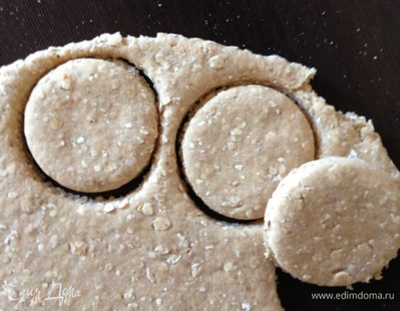 Тесто раскатаем не тонко, толщиной где-то 1 см. И вырежем стаканом наши коржики. У меня получилось 15 штук.