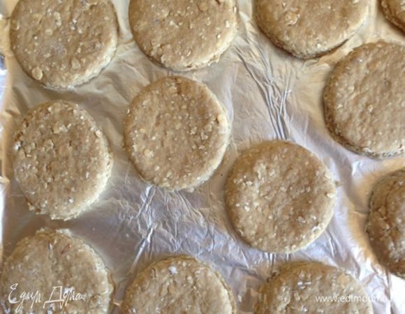 Выкладываем на застеленный противень. И выпекаем в разогретой до 180 градусов духовке минут 25 до легкого зарумянивания.