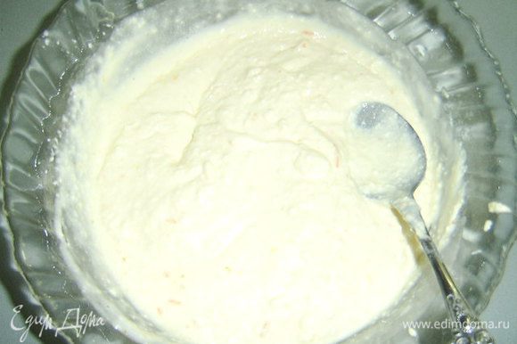 Творог перетереть через сито, смешать с рикоттой и сливочным сыром. Добавить 2 яичных желтка, соль, 20 г сахарной пудры, натертую цедру со второго апельсина и сок 1 апельсина (он ушел в дело целиком), крахмал, оставшийся ванильный сахар. Отдельно взбить 2 яичных белка с 40-50 г сахарной пудры и постепенно ввести их в начинку. 3 ст.л. начинки я выложила в сотейник, оставшийся от растопленного шоколада, и смешала с остатками шоколада.