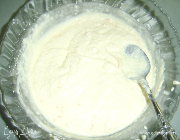 Творог перетереть через сито, смешать с рикоттой и сливочным сыром. Добавить 2 яичных желтка, соль, 20 г сахарной пудры, натертую цедру со второго апельсина и сок 1 апельсина (он ушел в дело целиком), крахмал, оставшийся ванильный сахар. Отдельно взбить 2 яичных белка с 40-50 г сахарной пудры и постепенно ввести их в начинку. 3 ст.л. начинки я выложила в сотейник, оставшийся от растопленного шоколада, и смешала с остатками шоколада.