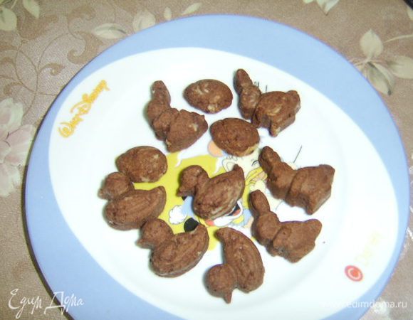 Из оставшегося теста я  сделала немного печенья детям, выложив его в купленную недавно форму (маленькие уточки, зайчики...). 