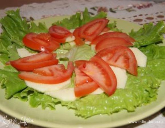 На листья салата выложить яблоки и помидоры.