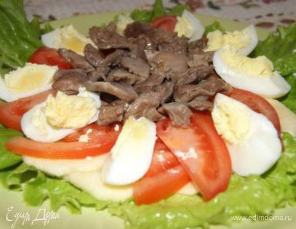 Яйца отварить, порезать дольками, выложить в салат.