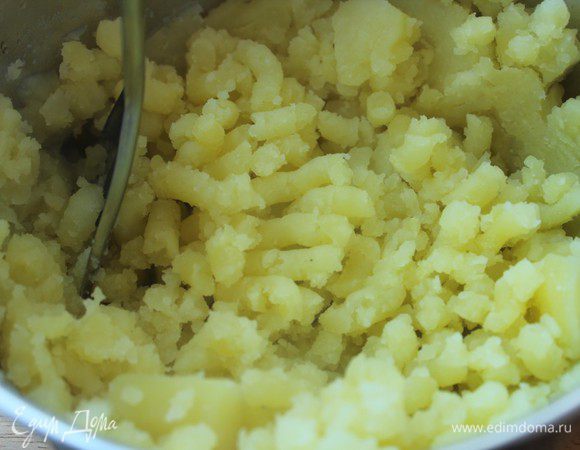 Картофель очистить и сварить в течение 20 минут. Слить воду, картофель растолочь в пюре. 