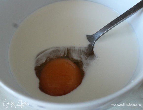 Слегка взбить яйцо с желтком и жирными сливками. 