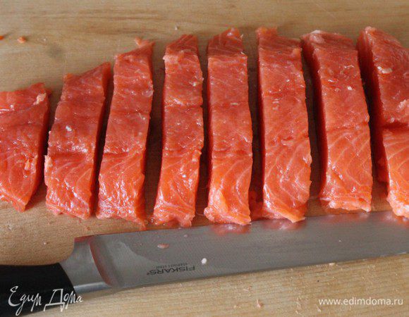 Нарезать рыбу небольшими кусками.