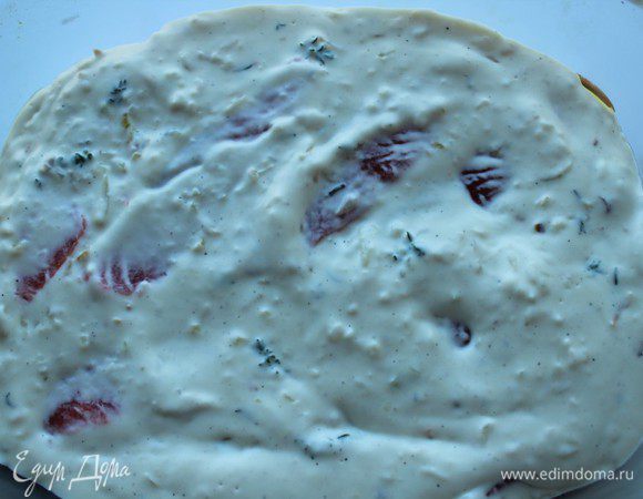 Залить молочным соусом.