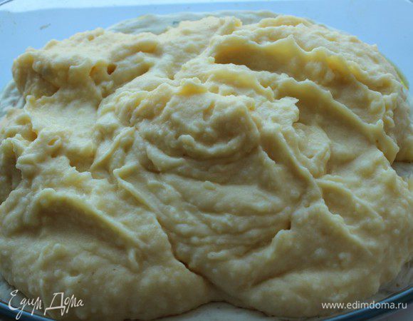 Поверх рыбы аккуратно выложить картофельное пюре и разровнять.