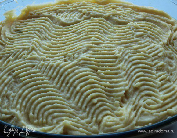 Поставить в разогретую до 180 °С духовку до образования румяной корочки, примерно на 20 мин. Подавать горячей.