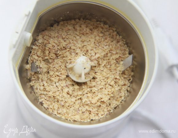 Так выглядят зародыши пшеничные пищевые. Перемолоть их в кофемолке для получения "зелёной муки". В русскоязычном интернете под "зелёной" мукой подразумевают муку из зелёной гречи. В иранском рецепте - это мука из пророщенной пшеницы.