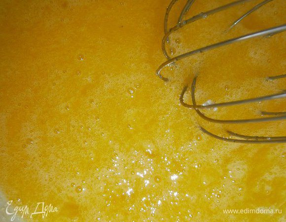 Яйца смешать с сахаром и поставить на водяную баню.
Взбивать венчиком, пока масса не станет пышной и светлой, а сахар полностью не растворится.