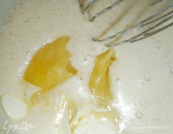 В горячую яичную массу добавить мёд, масло, и мешать венчиком до полного их растворения.