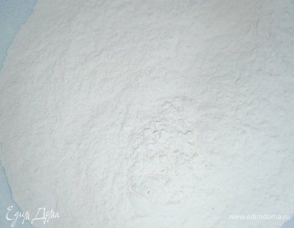 В отдельной ёмкости смешать просеянную муку, кардамон, соль и соду.