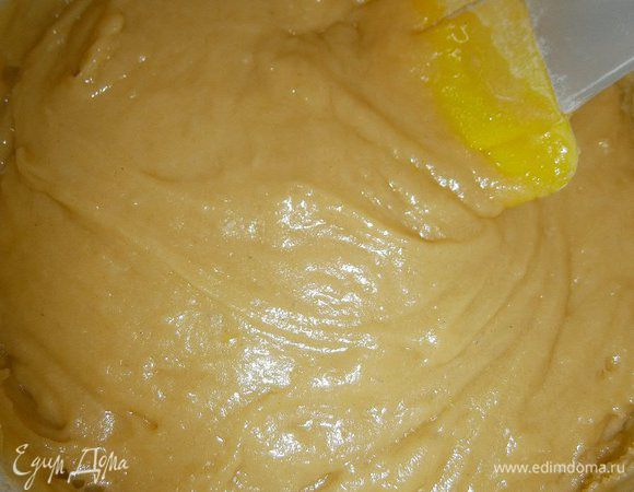 В яичную смесь добавить муку с солью и содой и тщательно перемешать до однородного состояния.
Нагрев под водяной баней выключить, но тесто оставить над  ещё горячей водой и дать немного остыть ( тесто должно быть таким, чтобы с ним приятно было работать, т. е. не горячим).