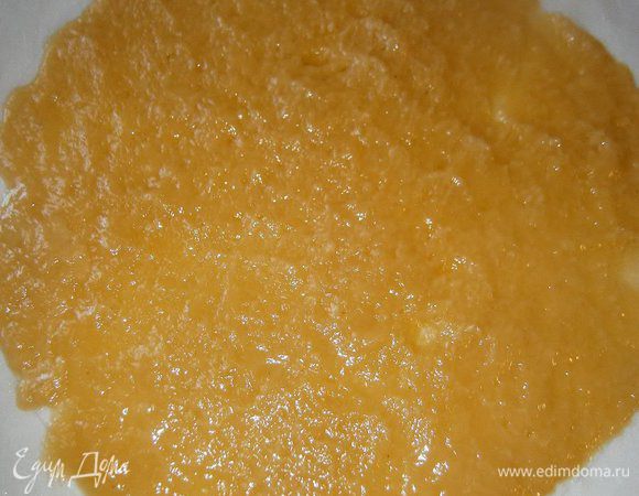 Пока тесто остывает, приготовить 4  листа бумаги для выпечки и нарисовать круги, диаметром 24 см ( я использовала дно от формы для выпечки).
Разделить тесто  на 4 части и распределить по листу тонким, ровным слоем ( корж не должен быть слишком толстым, т. к. при выпечке он сильно растёт), тесто липкое и быстро густеет, поэтому  размазывать его нужно руками смоченными водой.