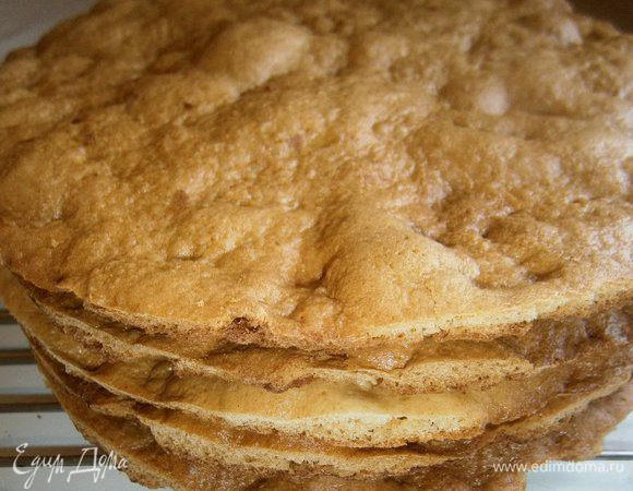 Выпечь коржи по отдельности до красивого карамельного цвета в течении 3 - 5 минут при t 190 С.
Затем дать остыть и обрезать неровные края ( обрезки пойдут на посыпку торта, их нужно подсушить в духовке и измельчить скалкой).