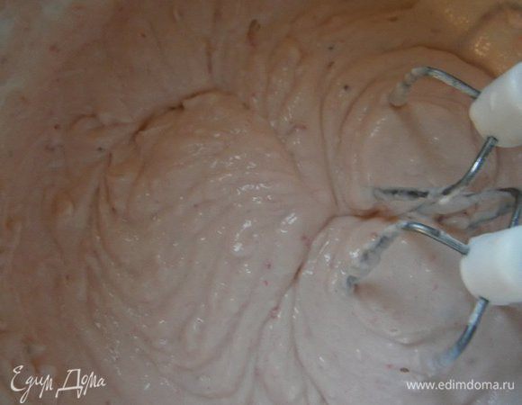 Для крема смешать сгущенное молоко, йогурт ( у меня был с клубничным вкусом), перемешать. Всыпать загуститель для сливок и хорошо взбить до пышной массы. В конце добавить сливки и ещё раз взить.
Крем получается ОЧЕНЬ вкусным, а по вкусу, точно - точно как клубничное мороженое!